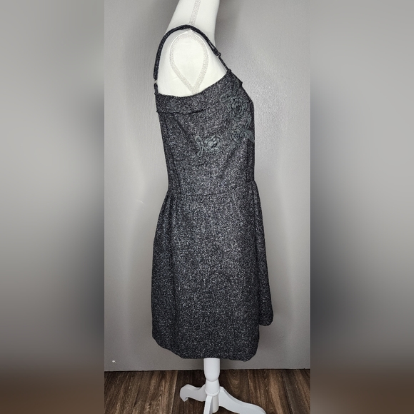 ANIINA Gray/White Tweed Sleeveless Mini Dress. Size: Large - Picture 2 of 10